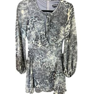 bebe keyhole, neck, size 0 leopard print dress with sheer sleeves, NWT new